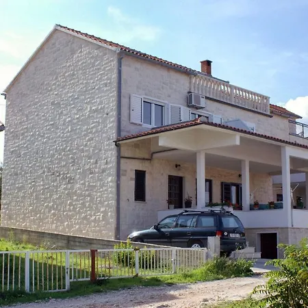 Apartment With Parking Space Splitska, Brac - 9657 Postira
